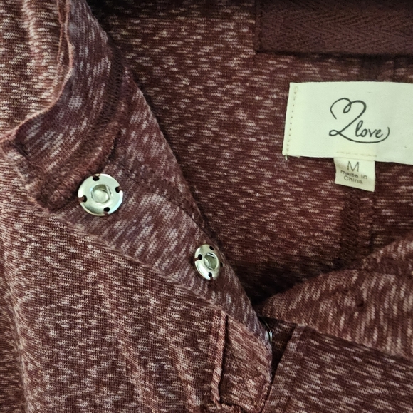 NWOT! All In Love Maroon 3 Snap Neck 3/4 Sleeve Vented Top- Medium - Picture 5 of 12